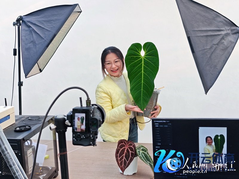 廖万甜正在直播。东说念主民网 方彭依梦摄